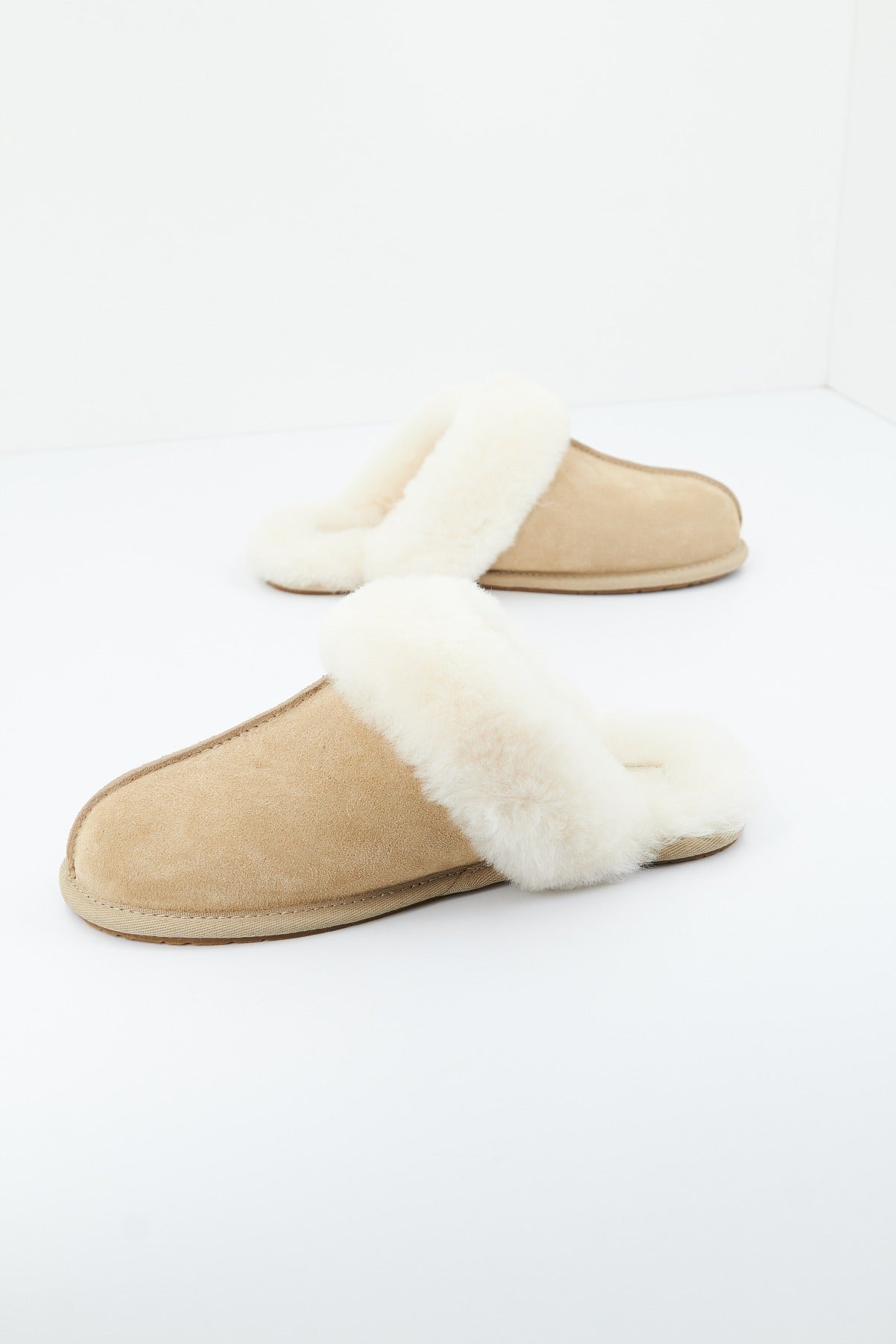 UGG W SCUFFETTE II en color NATURAL  (2)