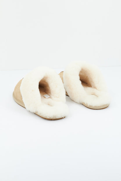 UGG W SCUFFETTE II en color NATURAL  (4)